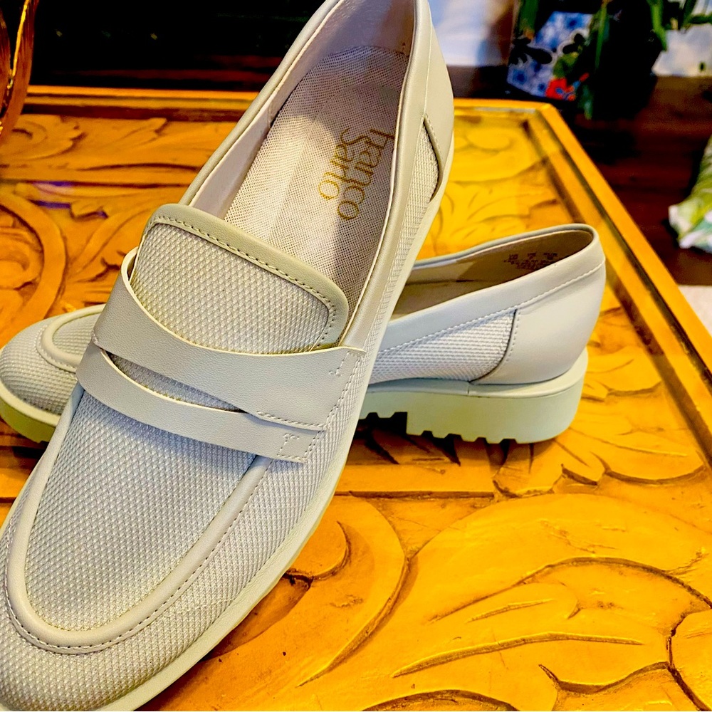 Brand new Franco Sarlo loafers. Striking and unique color!